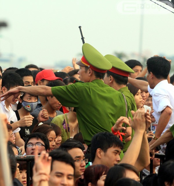 Lực lượng chức năng "rát cổ" vì sự chen lấn nhiệt tình của nhiều thanh niên muốn tham gia xác lập kỷ lục Việt Nam mới